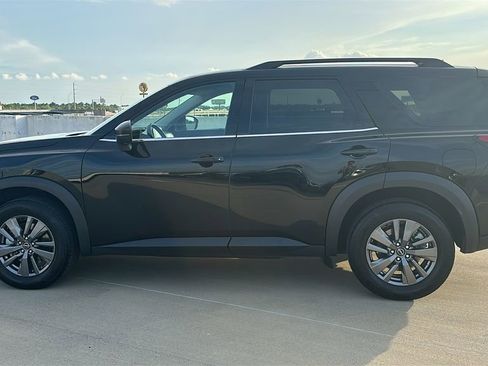Used 2025 Nissan Pathfinder SV FWD image 9
