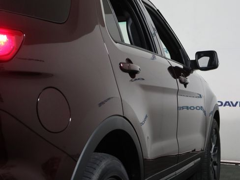 Used 2019 Ford Explorer XLT w/ Equipment Group 202A image 5