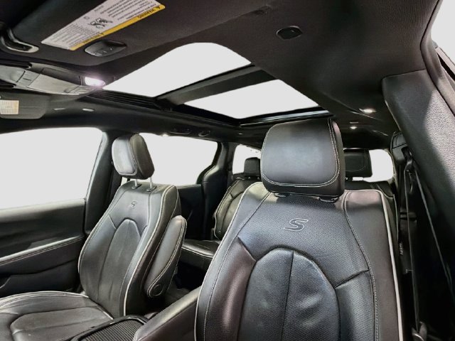 Used 2025 Chrysler Pacifica Limited FWD image 18