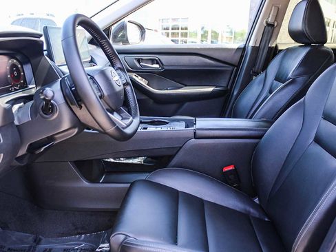 Used 2025 Nissan Rogue SL w/ SL Premium Package image 17