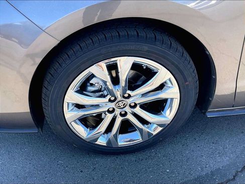Used 2024 Toyota Sienna Platinum FWD image 12