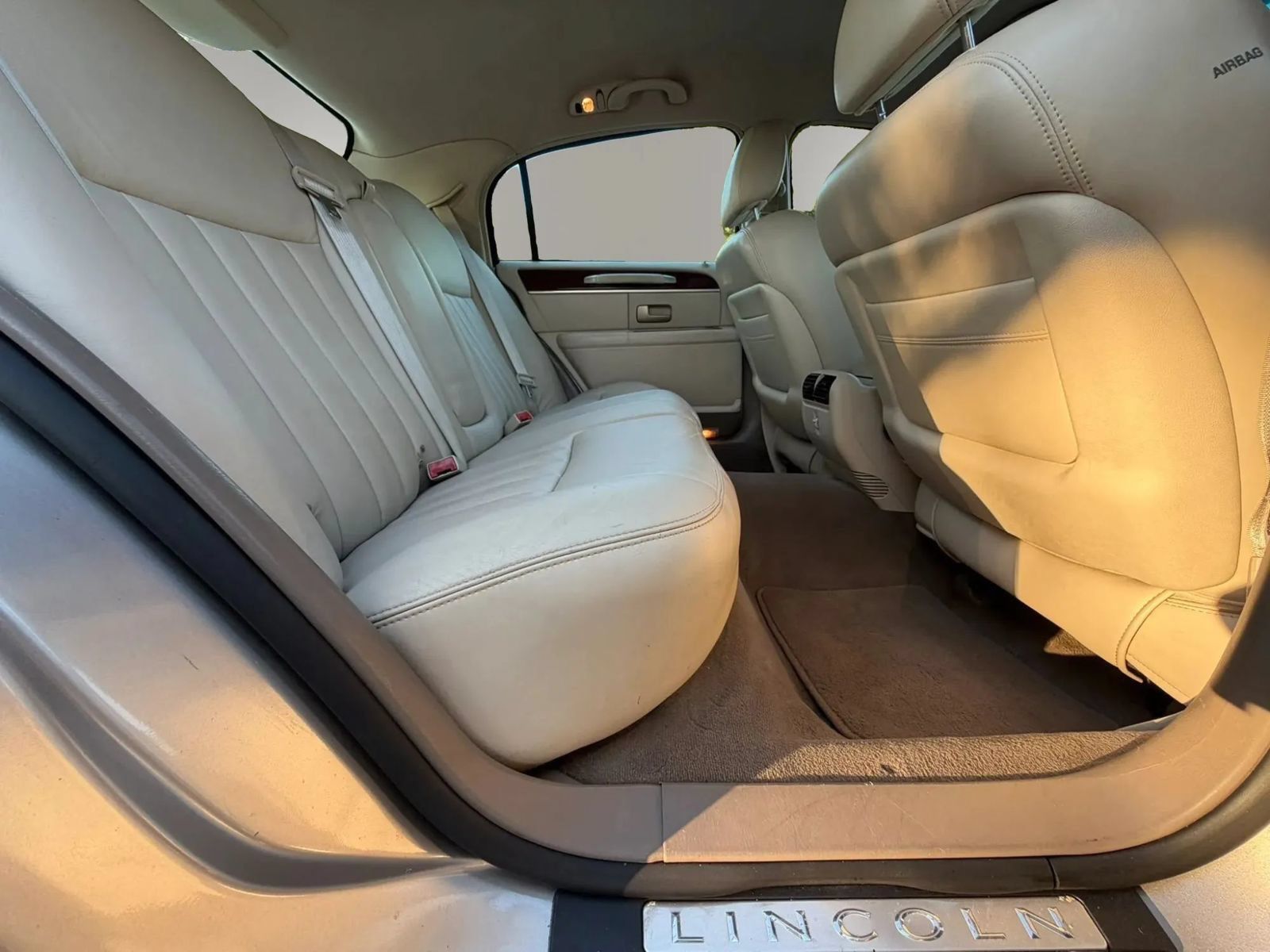 Used 2003 Lincoln Town Car Executive RWD image 33