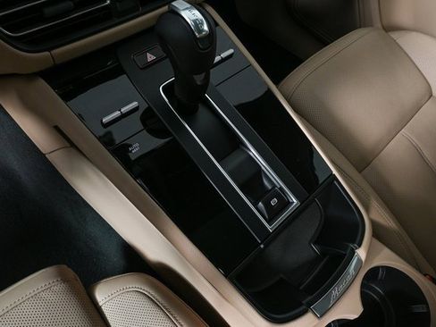 Certified 2025 Porsche Macan image 17