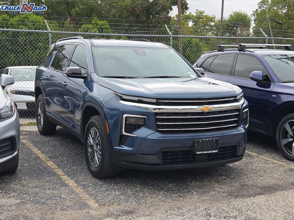 Used 2026 Chevrolet Traverse LT FWD image 1
