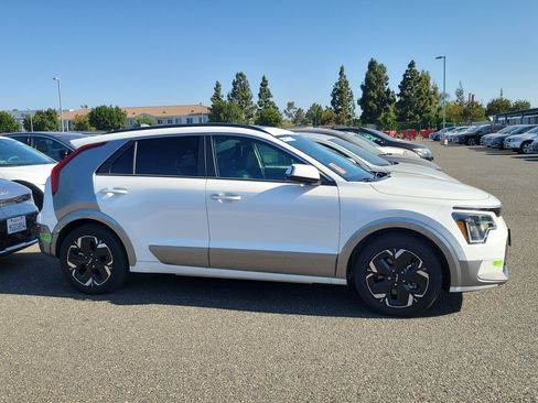 Used 2023 Kia Niro Wave FWD image 4