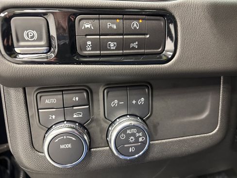 Used 2025 GMC Yukon XL Denali image 28