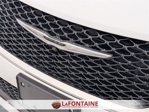 Used 2024 Chrysler Pacifica Touring-L image 9