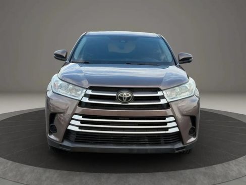 Used 2018 Toyota Highlander LE FWD image 2