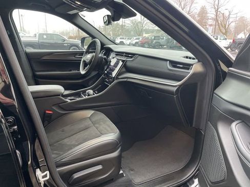 Used 2024 Jeep Grand Cherokee Altitude image 13