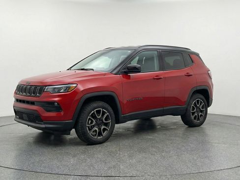 Used 2025 Jeep Compass Trailhawk image 3
