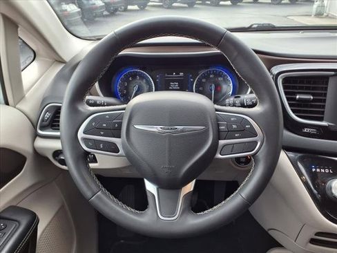 Used 2022 Chrysler Voyager LX image 31