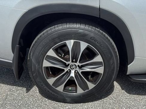 Used 2023 Toyota Highlander XLE FWD image 12