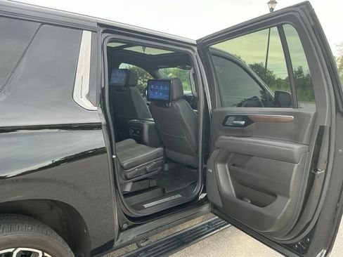 Used 2025 Chevrolet Suburban High Country AWD/4WD image 19