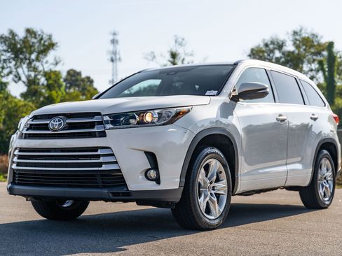 Used 2017 Toyota Highlander Limited image 3