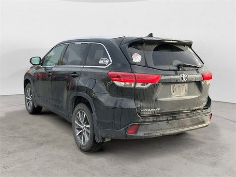 Used 2018 Toyota Highlander XLE image 3