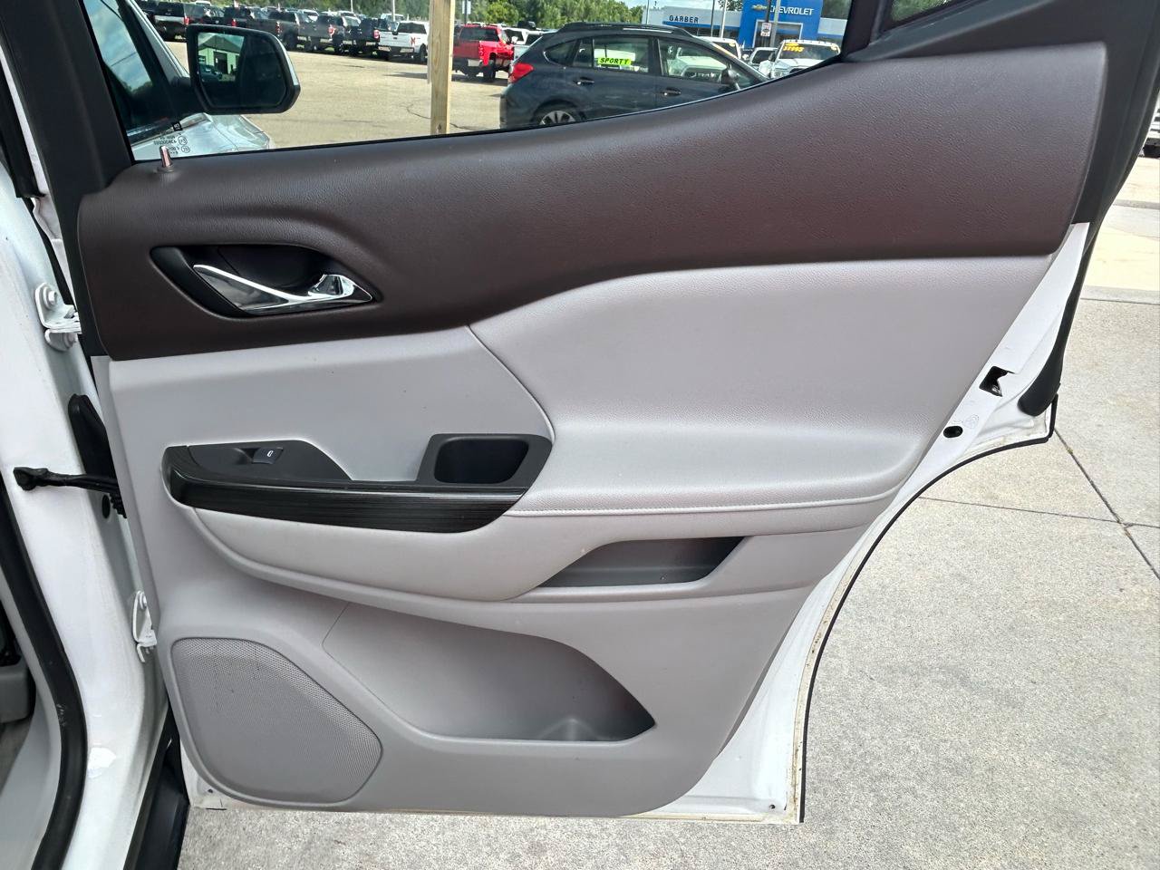 Used 2017 GMC Acadia SLT FWD image 16