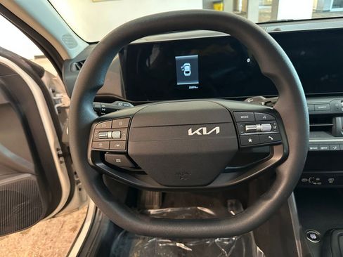 Used 2025 Kia K4 LXS image 23