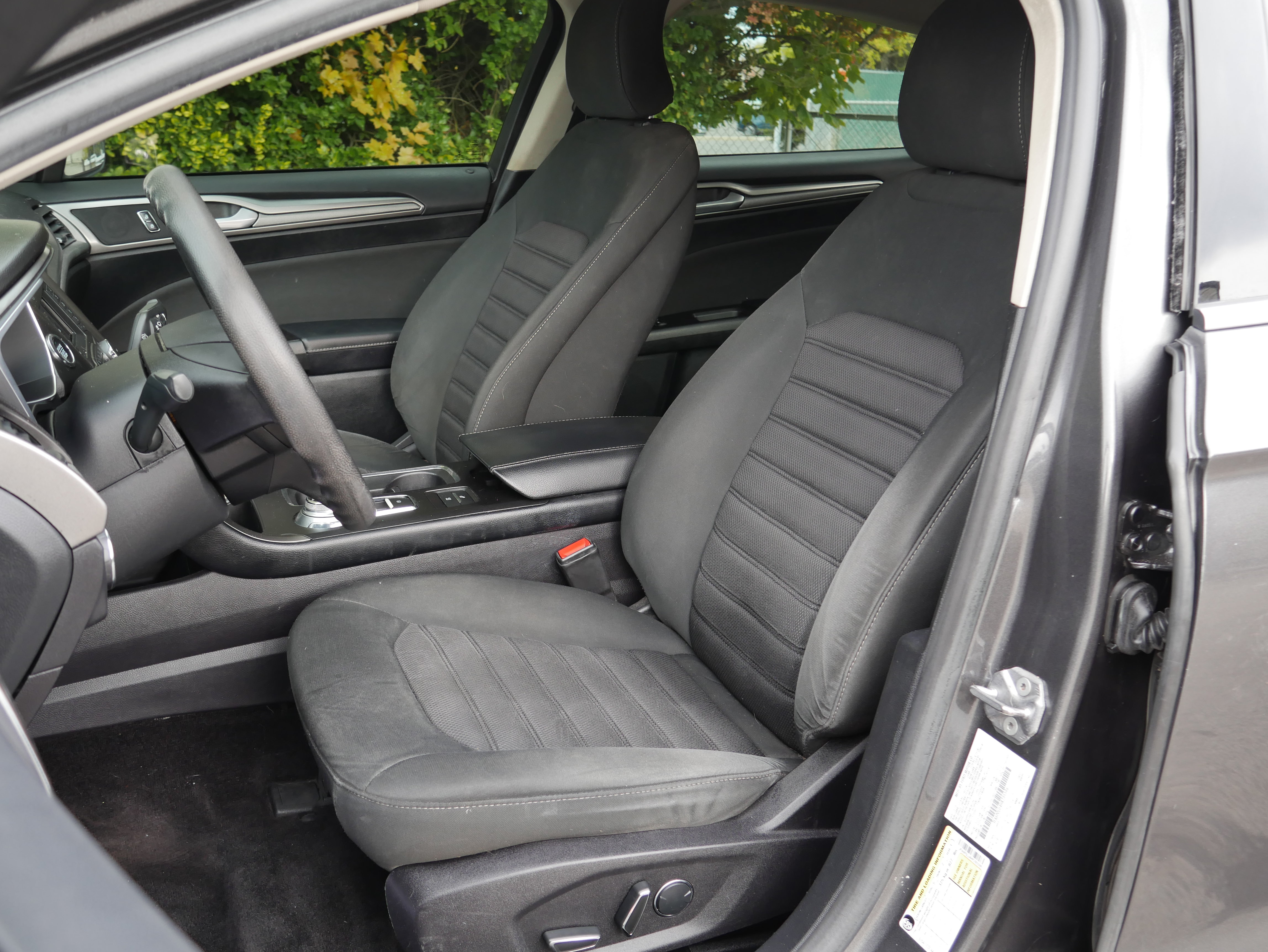 Used 2017 Ford Fusion SE FWD image 27