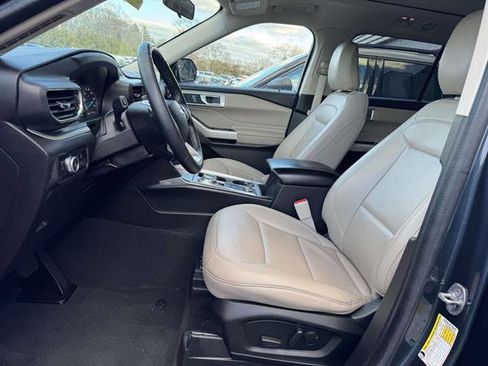 Used 2022 Ford Explorer XLT w/ Equipment Group 202A image 8