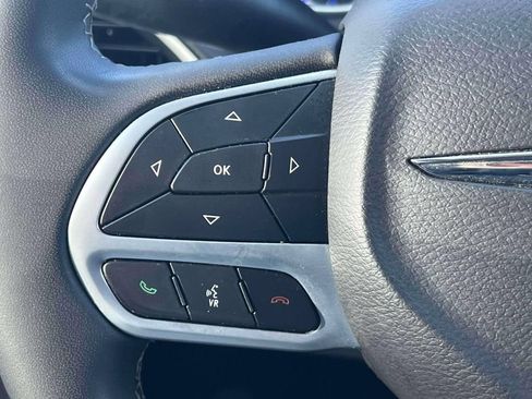 Used 2023 Chrysler Pacifica Touring-L FWD image 23