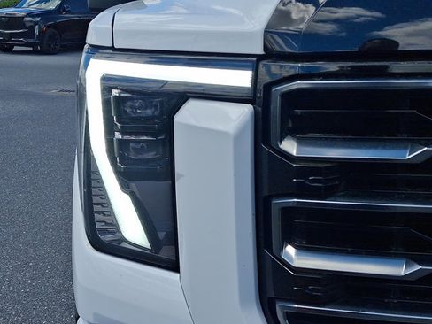 Used 2024 GMC Sierra 2500 AT4 w/ AT4 Premium Plus Package AWD/4WD image 9