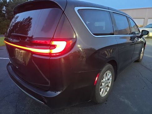 Used 2023 Chrysler Pacifica Touring-L FWD image 6