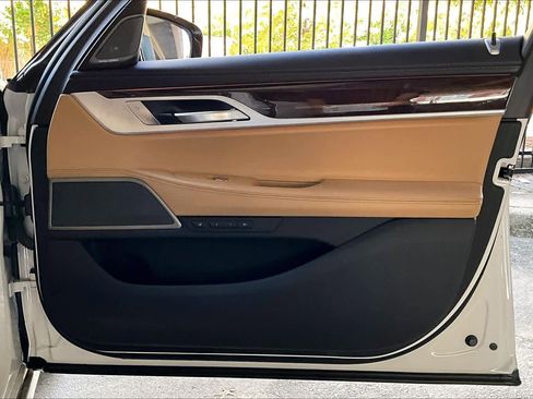 Used 2022 BMW 750i xDrive w/ Executive Package image 22