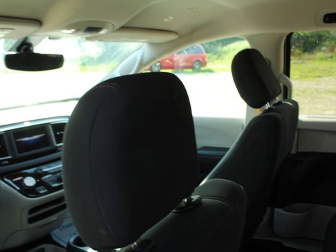 Used 2019 Chrysler Pacifica Touring Plus image 21