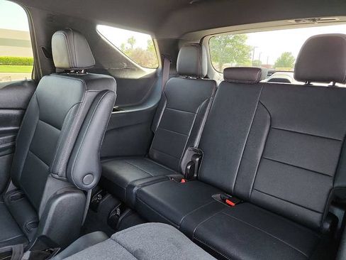 Used 2025 Chevrolet Traverse LT w/ Driver Confidence Package FWD image 9