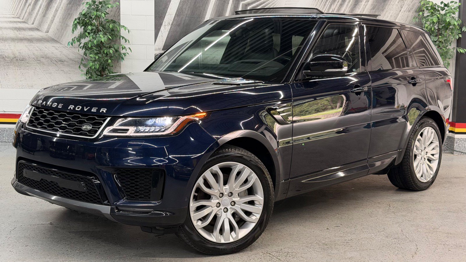 Used 2020 Land Rover Range Rover Sport HSE AWD/4WD image 3