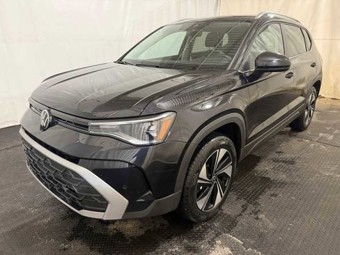 Certified 2025 Volkswagen Taos SE w/ Panoramic Sunroof Package image 1