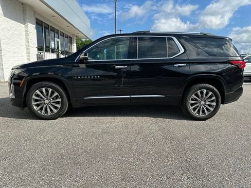 Used 2023 Chevrolet Traverse Premier FWD image 2