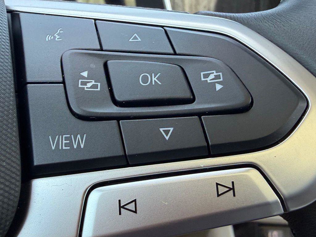 Used 2023 Volkswagen Jetta SE w/ Panoramic Sunroof Package FWD image 18