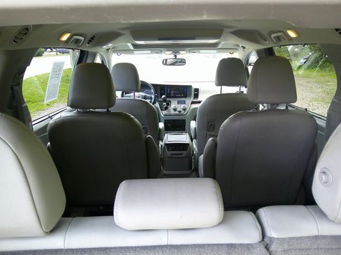 Used 2015 Toyota Sienna XLE Premium image 11