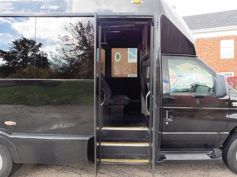 Used 2011 Ford E-450 and Econoline 450 Super Duty w/ Shuttle Bus Prep Pkg image 36