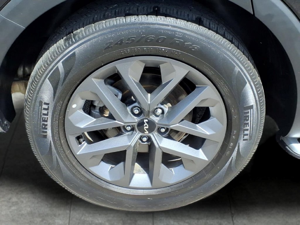 Used 2023 Kia Telluride LX FWD image 3