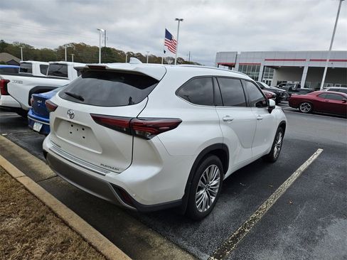 Used 2024 Toyota Highlander Platinum image 10