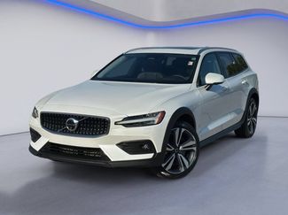 Used 2025 Volvo V60 B5 Cross Country Plus AWD/4WD video 2