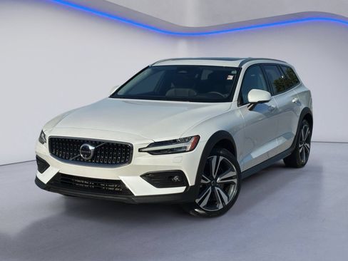 Used 2025 Volvo V60 B5 Cross Country Plus AWD/4WD image 2