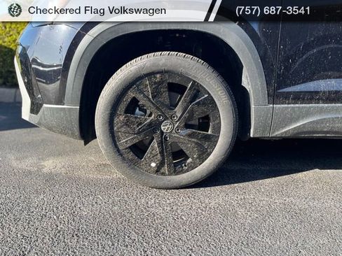 Used 2025 Volkswagen Taos SE image 5