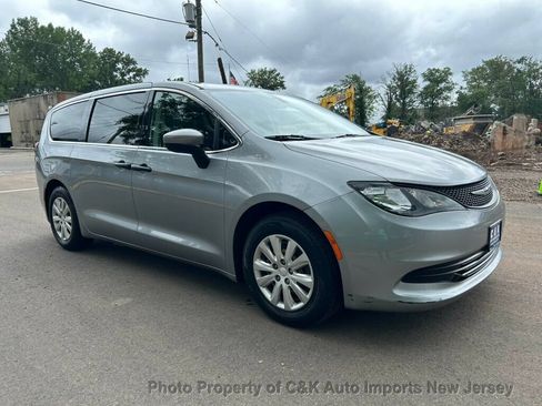 Used 2020 Chrysler Voyager L FWD image 7