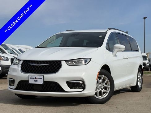 Used 2022 Chrysler Pacifica Touring-L w/ Uconnect Theater Family Group image 2