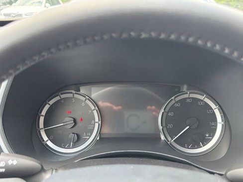 Used 2025 Toyota Highlander XLE FWD image 23