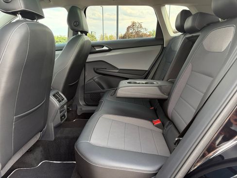 Certified 2023 Volkswagen Taos SE w/ Panoramic Sunroof Package AWD/4WD image 17