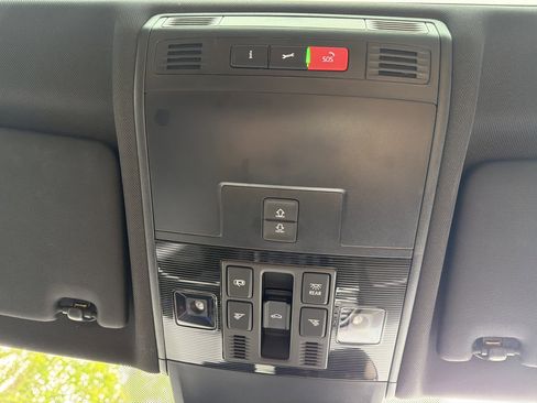 Used 2024 Volkswagen Tiguan SE w/ Panoramic Sunroof Package image 29