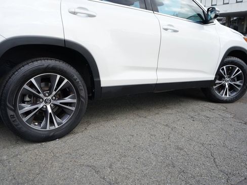 Used 2019 Toyota Highlander FWD V6 image 8