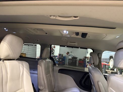 Used 2013 Chrysler Town & Country Touring-L w/ Driver Convenience Group image 18