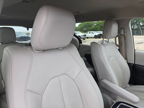 Used 2020 Chrysler Pacifica Touring-L Plus FWD image 29