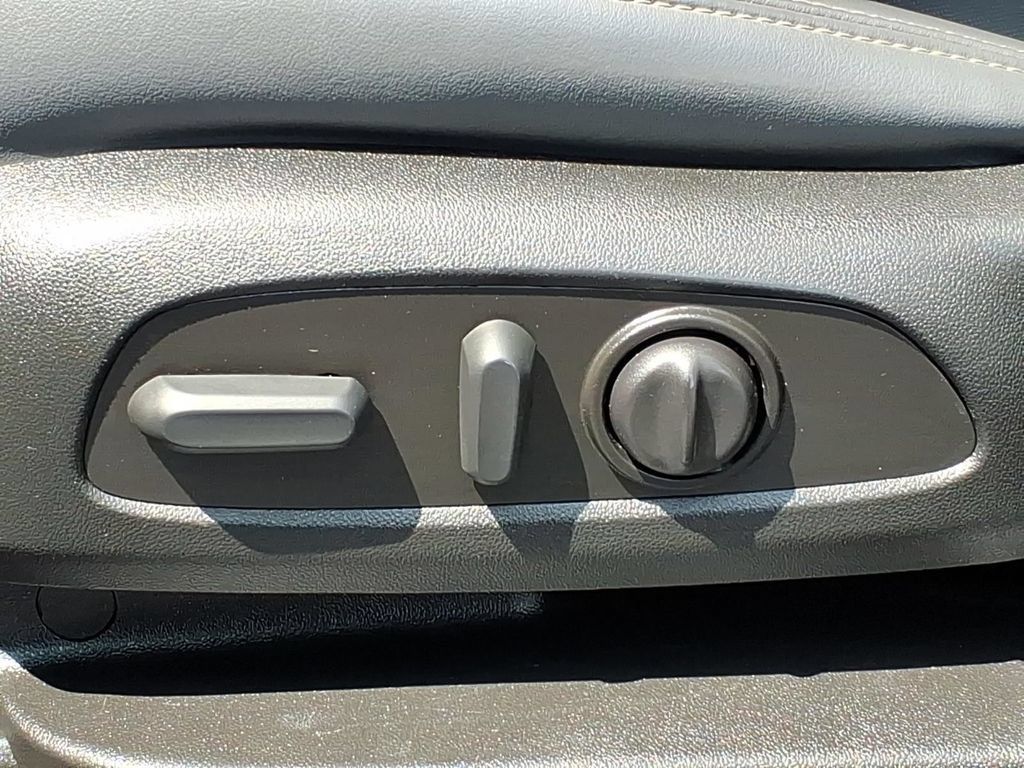 Used 2023 Buick Enclave Essence AWD/4WD image 13