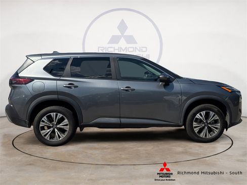 Used 2023 Nissan Rogue SV image 2